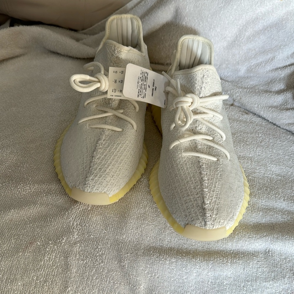 Brand new Yeezy. Size 10 does not come with box asking 200